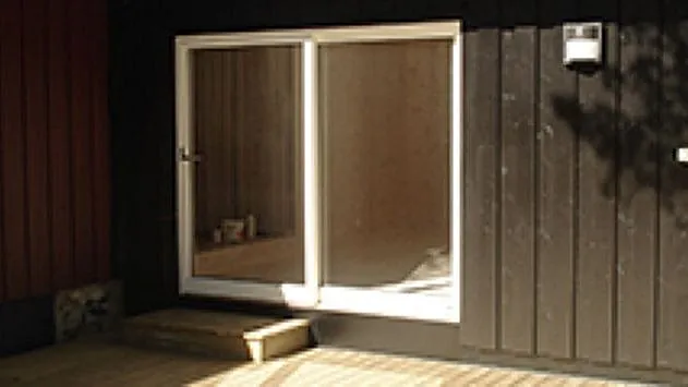 Svart vegg med nymontert vindu med hvite lister